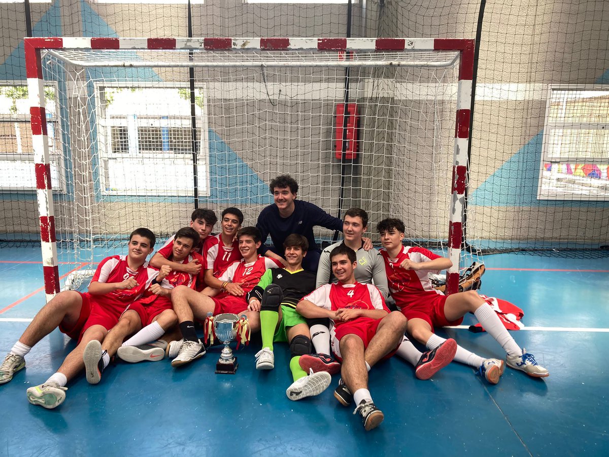 CDRomareda's tweet photo. ⚽⚽ CAMPEONES  🏆  🏆 
El cadete A logra el título de liga terminando invicto y realizando grandes partidos
Gracias Jorge y equipo, que algunos estamos mayores y no queríamos sufrir hasta el final
Lo consiguieron con un 6-1 ante @futsalCiaMaria  
🥇🥇 https://t.co/vF4Vq5KLo6