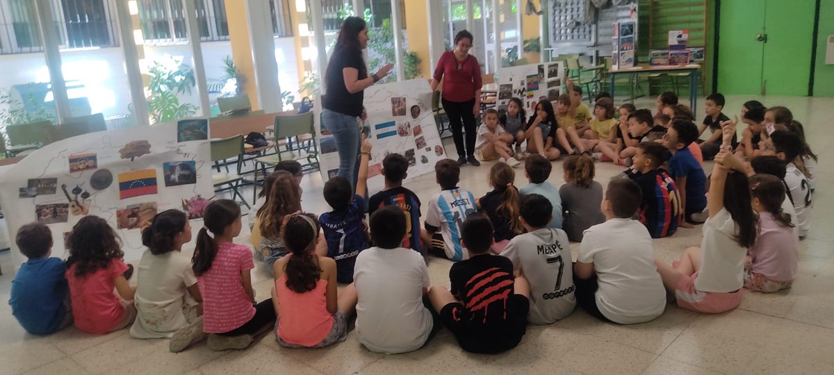 CEIPMditerraneo's tweet photo. Día de la familia:  Exposición en stands con información sobre los países  de origen de algunas de nuestras  familias. https://t.co/TfJ5iWU9QM