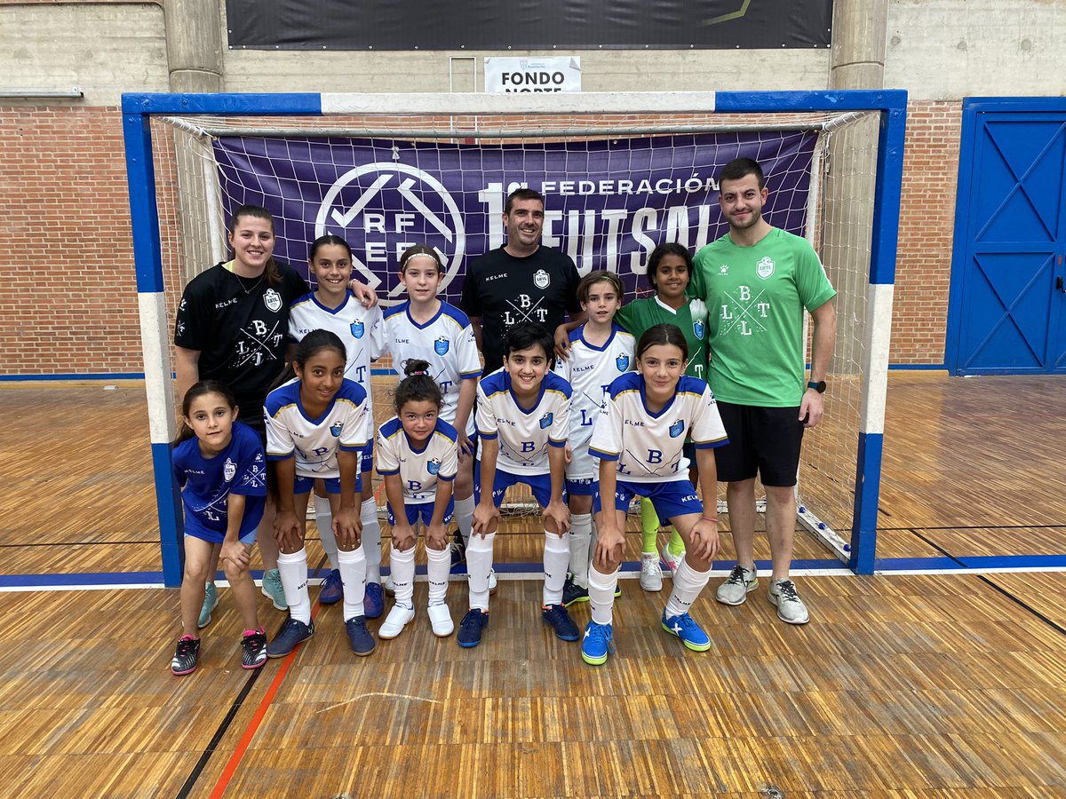 LBTLFutsal's tweet photo. [COPA ALEVIN 2ªJornada]

Partidazo con victoria de nuestro Alevin ante @FutsalPr7 🙌🏽
@paocartagena10 &amp; @Veero_12 jugadoras de nuestro primer equipo han acompañado a nuestras peques👏🏽

Somos La Boca Te Lia Futsal Alcantarilla💪🏾🔵⚽️

#blueeagles #furiaazul #mareaazul #universomujer https://t.co/I45OqkmRKM