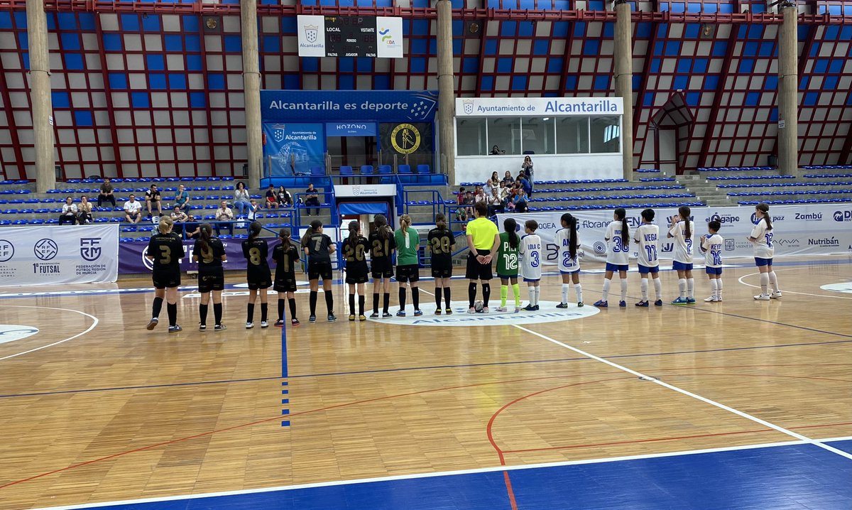 LBTLFutsal's tweet photo. [COPA ALEVIN 2ªJornada]

Partidazo con victoria de nuestro Alevin ante @FutsalPr7 🙌🏽
@paocartagena10 &amp; @Veero_12 jugadoras de nuestro primer equipo han acompañado a nuestras peques👏🏽

Somos La Boca Te Lia Futsal Alcantarilla💪🏾🔵⚽️

#blueeagles #furiaazul #mareaazul #universomujer https://t.co/I45OqkmRKM