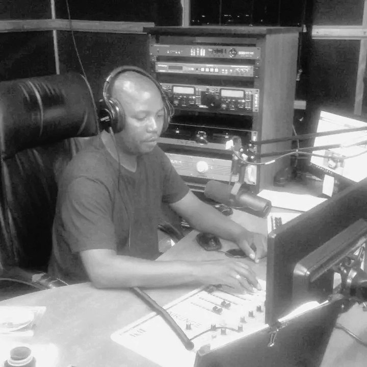 PolokoMokhele_'s tweet photo. JUST IN: Lesotho's Minister of Police, Lebona Lephema has just announced that in a bid to stop the high crime rate, there will be curfew implemented from 22:00-04:00.

The announcement comes after the killing of Tšenolo FM presenter, #RalikoneloJoki (pictured). https://t.co/EGSM6hAUng