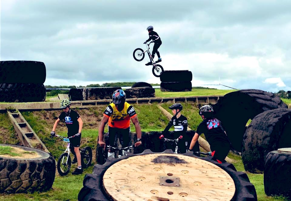 ait_eddie's tweet photo. Un week-end sportif de haut niveau à #Epone où se tenait, avec notamment le soutien de @CUGPSEO, la Coupe de France #VTT #TRIAL #SKF. 

👉 135 pilotes inscrits, 9 nationalités. 
👉 Merci à mon collègue Guy Muller de son invitation et mes félicitations aux bénévoles mobilisés pour cette manifestation d’ampleur ! 

#maiavelo #terredejeux2024