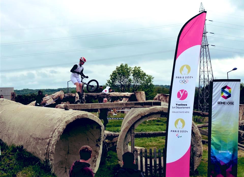 ait_eddie's tweet photo. Un week-end sportif de haut niveau à #Epone où se tenait, avec notamment le soutien de @CUGPSEO, la Coupe de France #VTT #TRIAL #SKF. 

👉 135 pilotes inscrits, 9 nationalités. 
👉 Merci à mon collègue Guy Muller de son invitation et mes félicitations aux bénévoles mobilisés pour cette manifestation d’ampleur ! 

#maiavelo #terredejeux2024