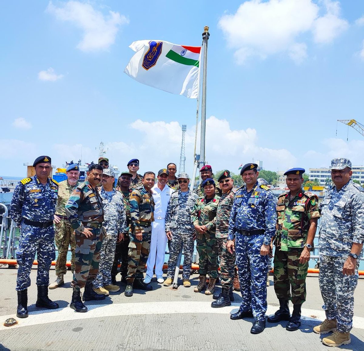 artrac_ia's tweet photo. Officers from #TriServices &amp; Friendly Foreign Countries, #FFC attending #HDOC at #AWC, Mhow visited @IN_WNC &amp; Naval Dockyard Facility and were briefed on #IndianNavy Maritime Operations &amp; role in HADR operations in #OpKaveri.
#Jointness
#IndianArmy
#ARTRAC
@adgpi https://t.co/SEFhkIAc2n