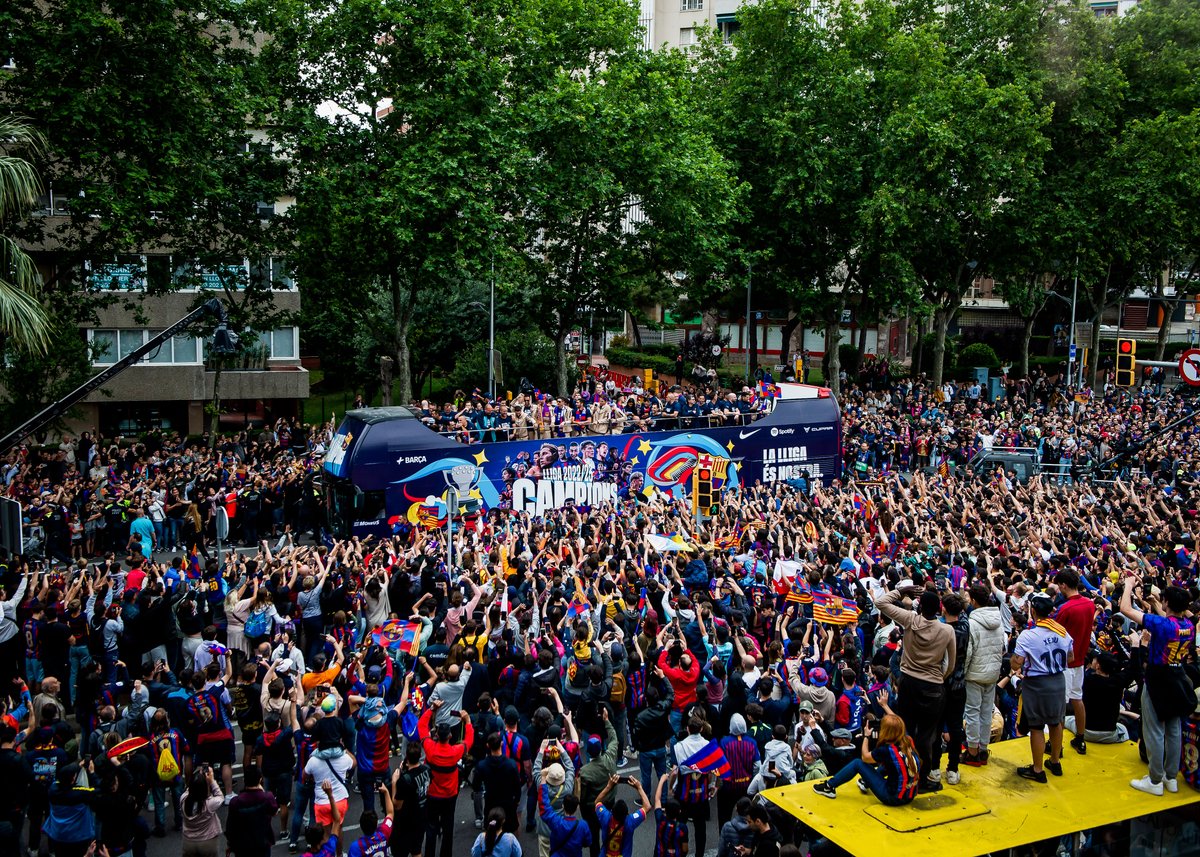 brfootball's tweet photo. Barcelona showed up to celebrate their league champions 🎉 https://t.co/EM8GJsXKOU