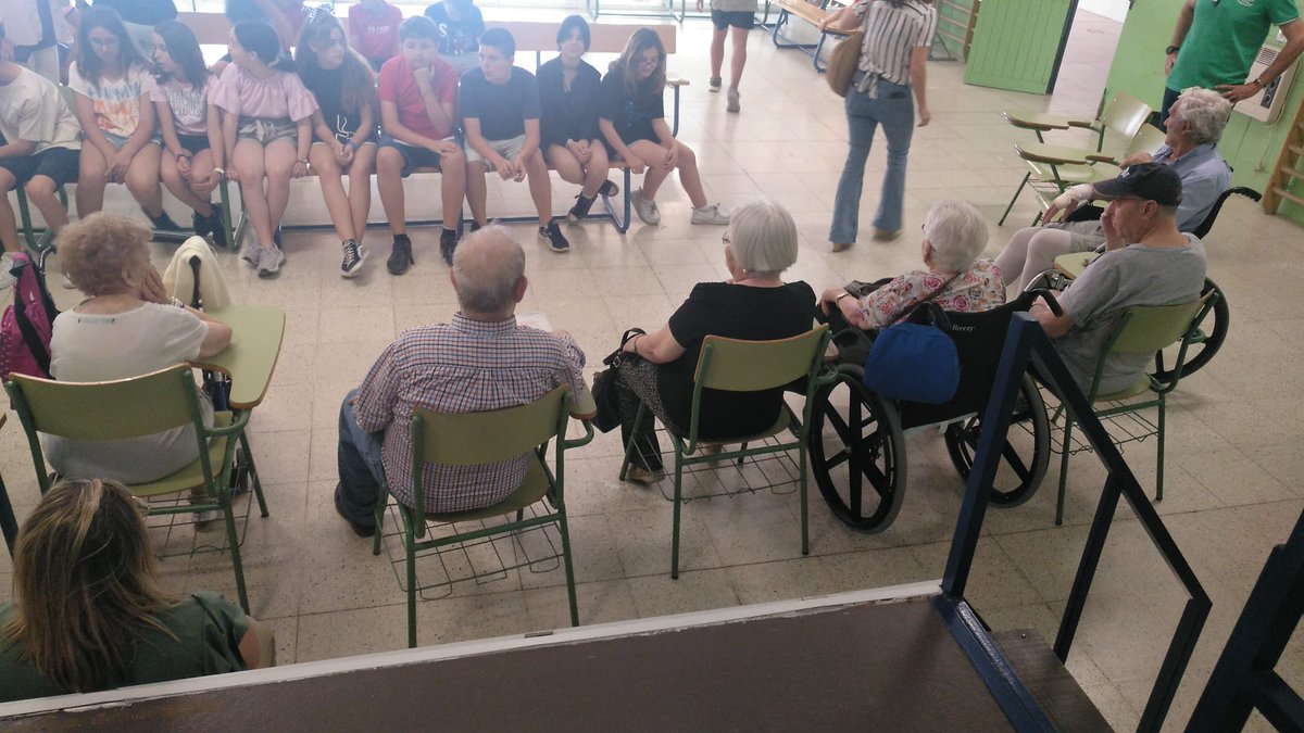 CEIPMditerraneo's tweet photo. Alumnado de 6ºC y de 3 años, ha sido nombrado embajador para recibir a los usuarios/as de la residencia de mayores del barrio. 
José Carlos a la guitarra con el acompañamiento y diálogo establecido con todos/as ellos/as. https://t.co/Qy62JWzJ7R