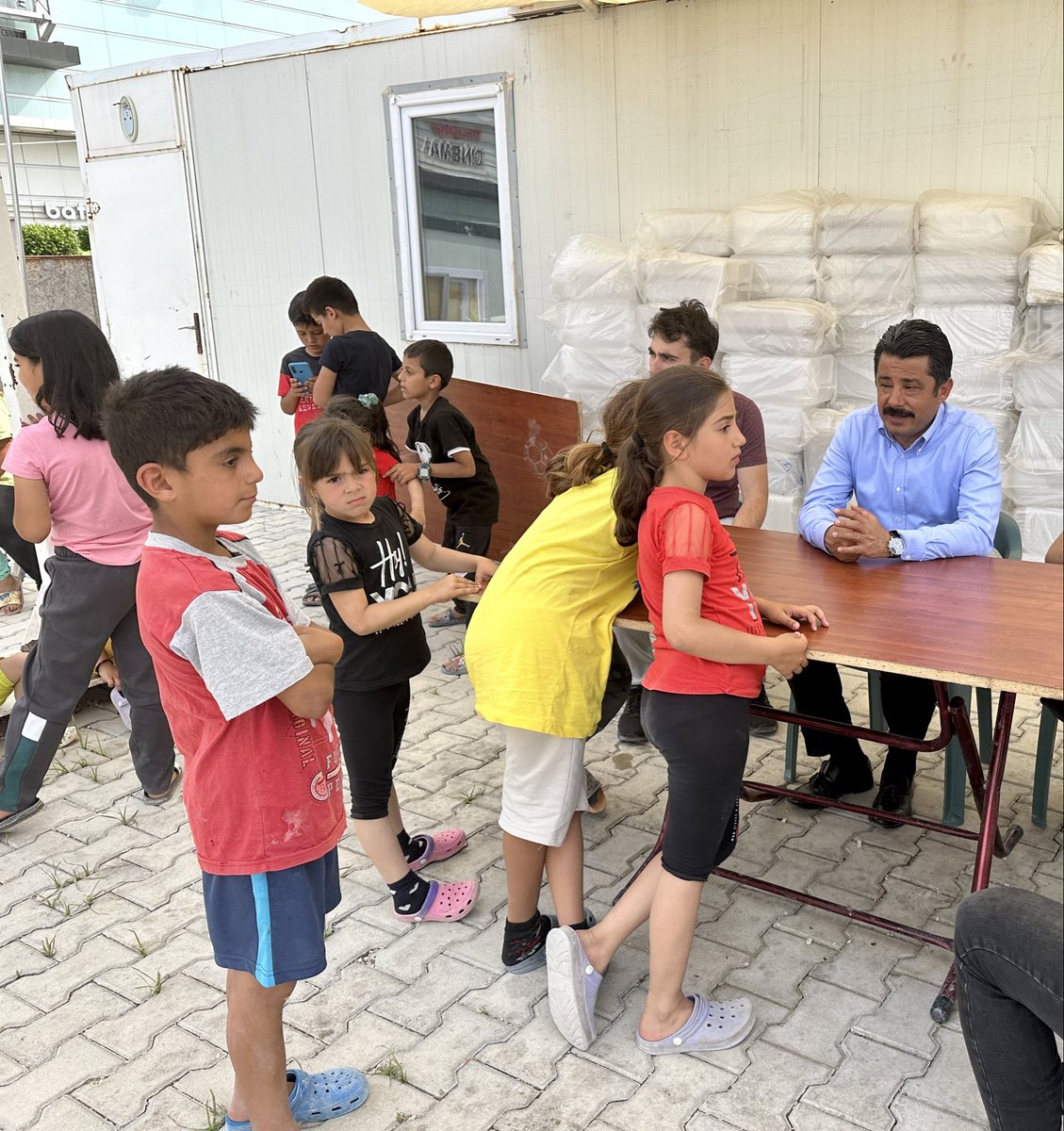 Kıymetli meslektaşlarım <a href="/MinuzErkan/">Erkan Minuz</a> ve <a href="/bugrakatirci/">Mehmet Buğra Katırcı</a> ile birlikte konteyner kentlerimizdeydik.
Vatandaşlarımızı dinlemeye, sorunları çözmek için gayret sarfetmeye devam ediyoruz.