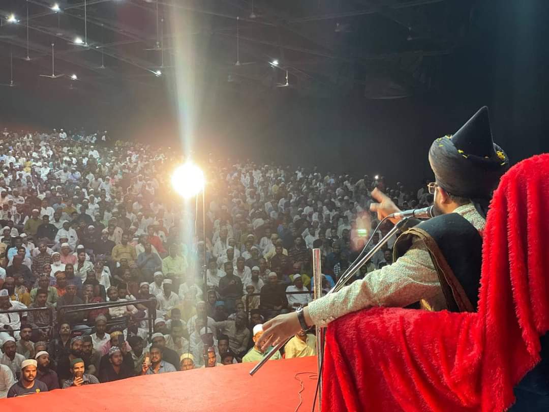 _salmanazhari's tweet photo. A grand event at Nasik, a fully packed auditorium with thousands of lovers of Shaykh chanting Labbaik Ya Rasool Allah ﷺ drowned in the love of the beloved Prophet ﷺ. Masha'Allah! 

#muftisalmanazhari #islam #ahlussunnah #shaykh #prophetmuhammad #Nasik https://t.co/pDfG7ovki7
