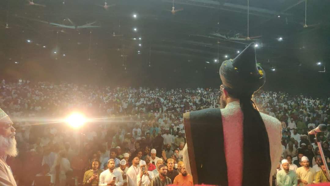_salmanazhari's tweet photo. A grand event at Nasik, a fully packed auditorium with thousands of lovers of Shaykh chanting Labbaik Ya Rasool Allah ﷺ drowned in the love of the beloved Prophet ﷺ. Masha'Allah! 

#muftisalmanazhari #islam #ahlussunnah #shaykh #prophetmuhammad #Nasik https://t.co/pDfG7ovki7