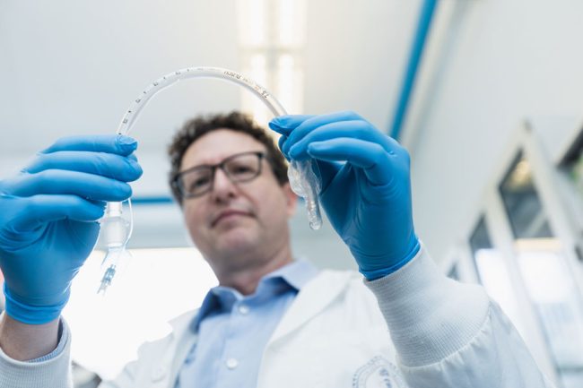 A new study led by <a href="/uoftmse/">U of T Materials Eng</a> Professor Ben Hatton reveals the potential for infections associated with bendable and implantable medical devices 🦠: uofteng.ca/4S45kh
