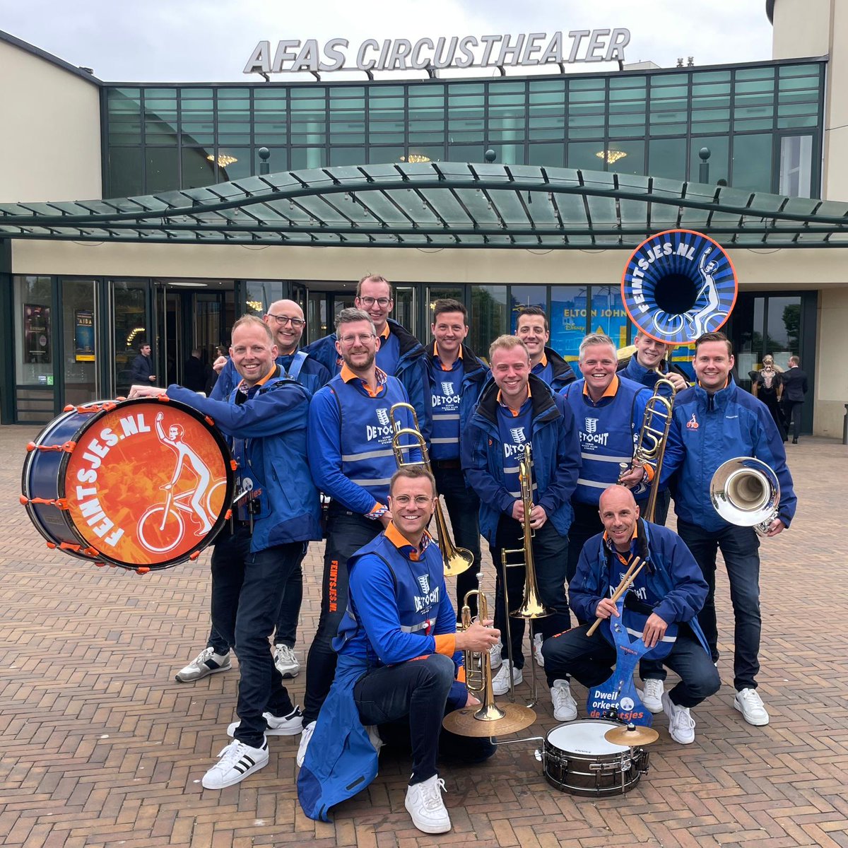 Vanavond zijn de <a href="/musicalawards/">musical awards</a> in het <a href="/afascircus/">AFAS</a>. Vanaf 20:20 ongeveer op <a href="/NPO1/">NPO 1</a>!  Samen met de cast van <a href="/DeTochtMusical/">Musical De Tocht</a> hebben we de rode loper op zijn kop gezet! Een Frysk feestje met onze muziek, Beerenburg van #Boomsma en Fryske droge worst. Een belevenis!