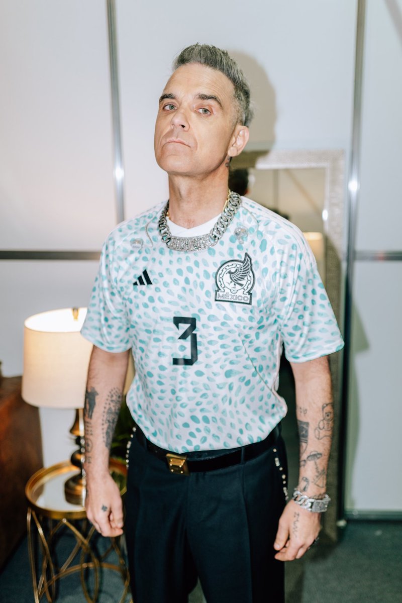 robbiewilliams's tweet photo. Mexico: what a way to kick off the festival season. Gracias, te amo ❤️ https://t.co/94OMcUEFaB
