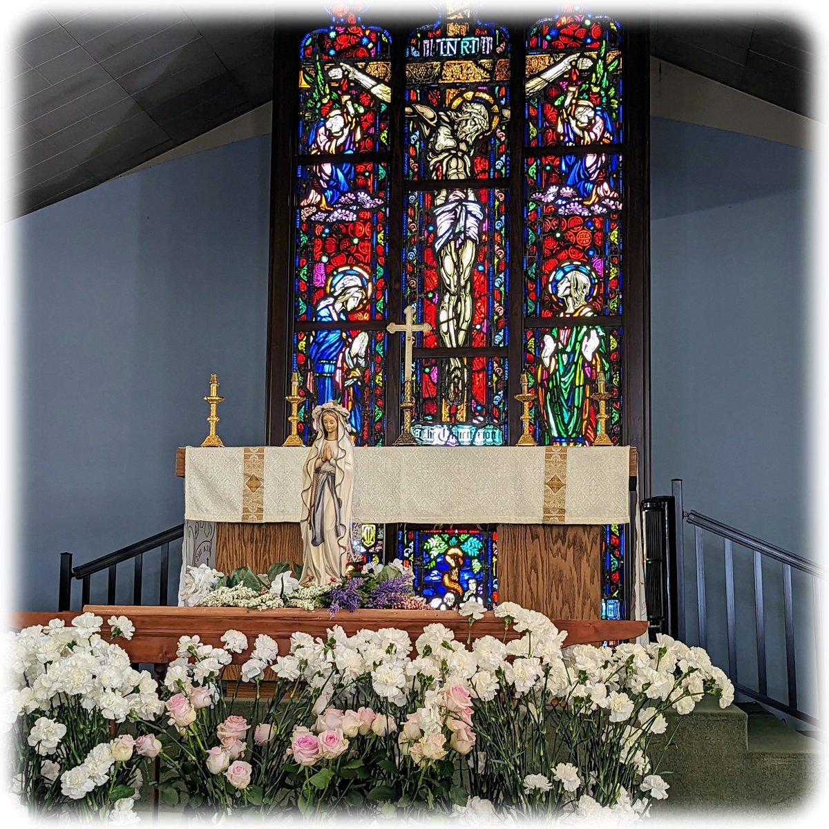 FrMartyJohn's tweet photo. "Behold, your Mother"! Really nice May Crowning ceremony today before Mass at @AquinasAcademy_ https://t.co/mjNb6kAaG3