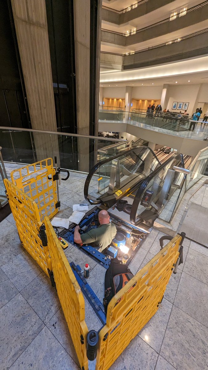 _AmanAquila's tweet photo. Ohhhhhh @FurryWeekend ... Making this fella work overtime xD #escalatorCon #alwaysbroken #too #much #weight #over9k https://t.co/FY8AYDNVDR