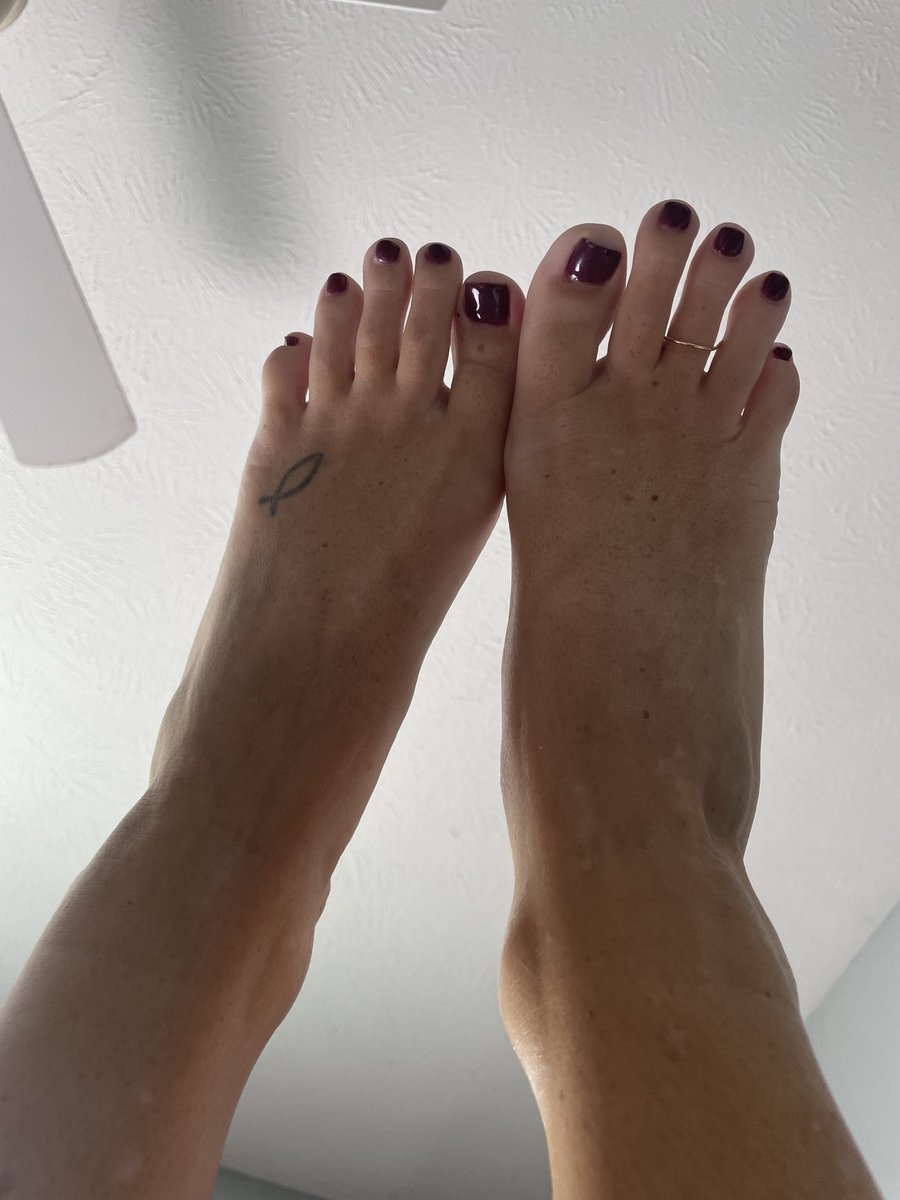 jennyfeetz's tweet photo. Feets up! #DM #feetworship #footfetish https://t.co/HhtfUZJPok