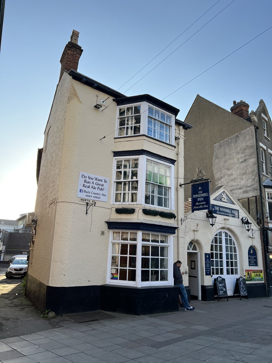 WlvVsMonkeyKong's tweet photo. 43. The Windmill Inn, Rugby
Interesting one from the outside. Also offered a tankard rather than a straight which is a first on this trip (not a fan of them, but I approve!)
#RealAleTrail https://t.co/rbxCPvJwBr