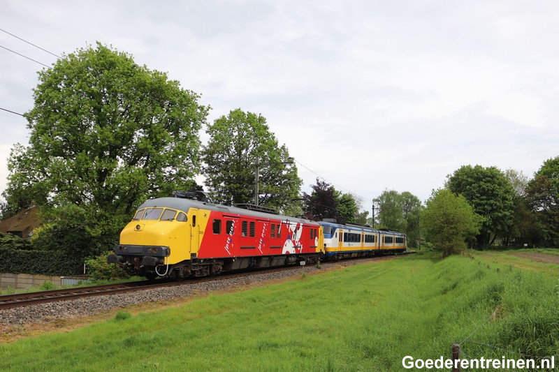 Goederentreinen's tweet photo. mP 3029 brengt SGMm naar familiedag en weer terug (met foto- en filmbeelden) - https://t.co/GVq7nUUXm3
Tags: #Motorpost #Sprinter #SGM #SGMm #Treinen #Museumtreinen #Museum #2454Crew #Goederentreinen #Treinennieuws #OVnieuws #Spoorwegmuseum #Utrecht https://t.co/6vcSavchy6