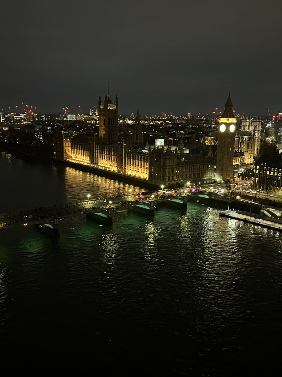 🥰😘 Suddenly I remember I'm going to see the sights tonight 🌃 Beautiful night 💕 Very happy mood too 💖