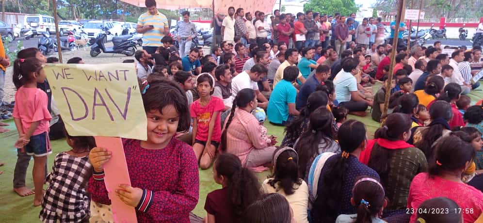 बिरसिंगपुर प्रदेश का बड़ा विद्युत गृह और देश के कौने कौने से अभियंता कर्मचारी पदस्थ।तशवीरों को गहराई से समझो और आंकलन करो कि कैसी शिक्षा व्यवस्था होगी इनके बच्चों के लिए । नन्ही सी बिटिया एक अच्छे स्कूल की मांग कर रही है और प्रबंधन असंवेदनशील मूकदर्शक बना बैठा है।