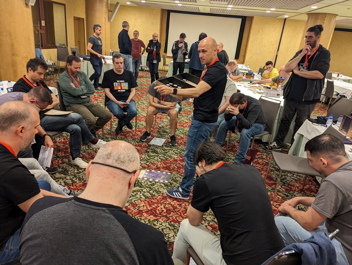 Qué lamentable! Joder, que sois el Campamento Barton! Un montón de almas, un montón de cariño. Sufrid, me cago en Dios! Haced lo que os salga de la polla pero ganad, coño! Cómo puede hacer un Barton Camper eso? Con el pito nos los follamos! Con el pito! Dios! No os da vergüenza?