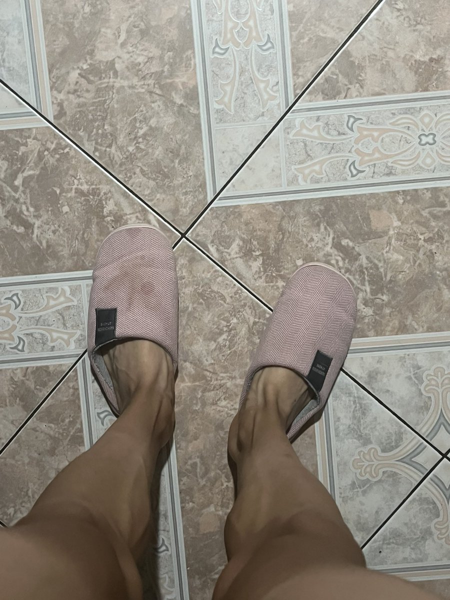 ijoshrz's tweet photo. Me gusta usar las patuflas de mi novia. 💕 https://t.co/rQBZtMtdw3