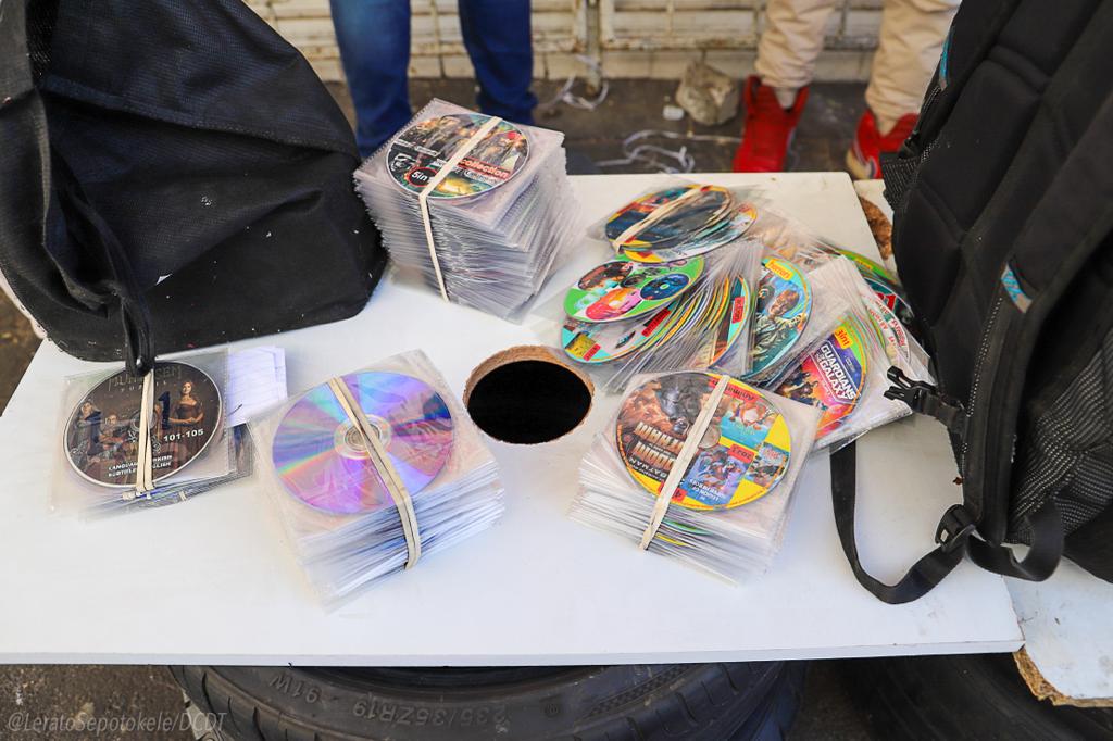 CommsZA's tweet photo. Hon. DM of @CommsZA @PhillyMapulane with the @FPB_ZA and the Athlone @SAPoliceService led the charge against the selling and distribution of counterfeit CDs.
The team led by the DM successfully raided the Athlone City Centre and arrests were made by SAPS.
#NoToCounterfeits https://t.co/qBPa5Ws3Yf