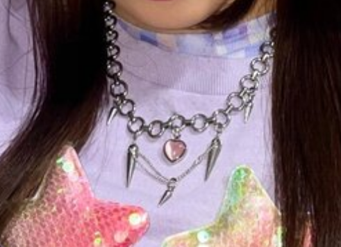 outfitsofgg's tweet photo. @we_fiftyfifty - pink heart spiky chain necklace from #MichiRooM (she’s worn this before)
🔗https://t.co/sgg2Xhg5Zz
💳₩52,000
🏷️#oogg_FIFTYFIFTY ; #oogg_Saena ; #oogg_MichiRooM https://t.co/0DrSYBhiP9