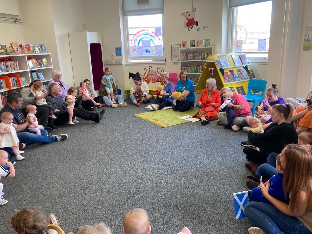 MotherClub1801's tweet photo. We joined @InverclydeLibs and 22 wee bairns for a braw @Bookbug_SBT session #scotsfortots wi' sangs, rhymes and stories. They loved being welcomed by the bagpipes. We finished with "Skimmer, Skimmer, Doucie Staur". Can anyone guess what that one is? @discinverclyde @greenocktele https://t.co/YGe7dkeyum