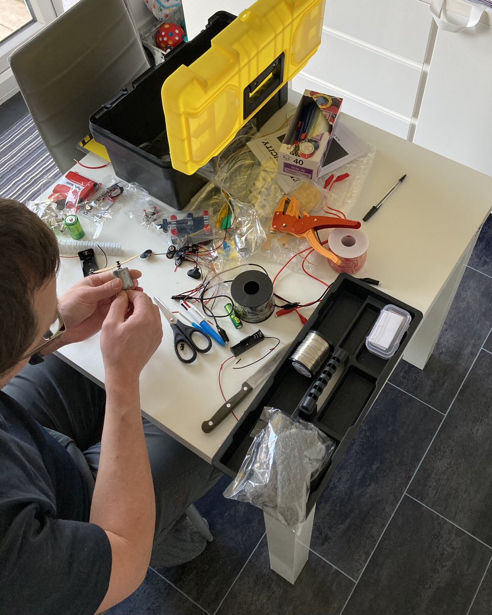 CanonYearFour's tweet image. Something exciting is being prepared for our science lesson tomorrow, can you guess what we’ll be learning about? @LT_Trust @CanonSharples @Cornerstonesedu #cspsscience #cspsSTEM