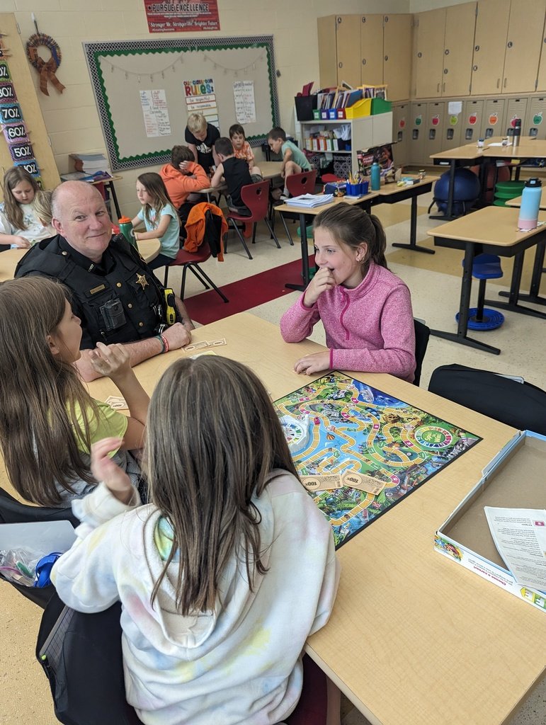 MUEVS_Super's tweet photo. School resource officer, Deputy Lyons, joined Miss Falldorfβs third-grade classroom while they played board games! #ComMUnity #CreatingAwesome https://t.co/zlg3Fzh7L7