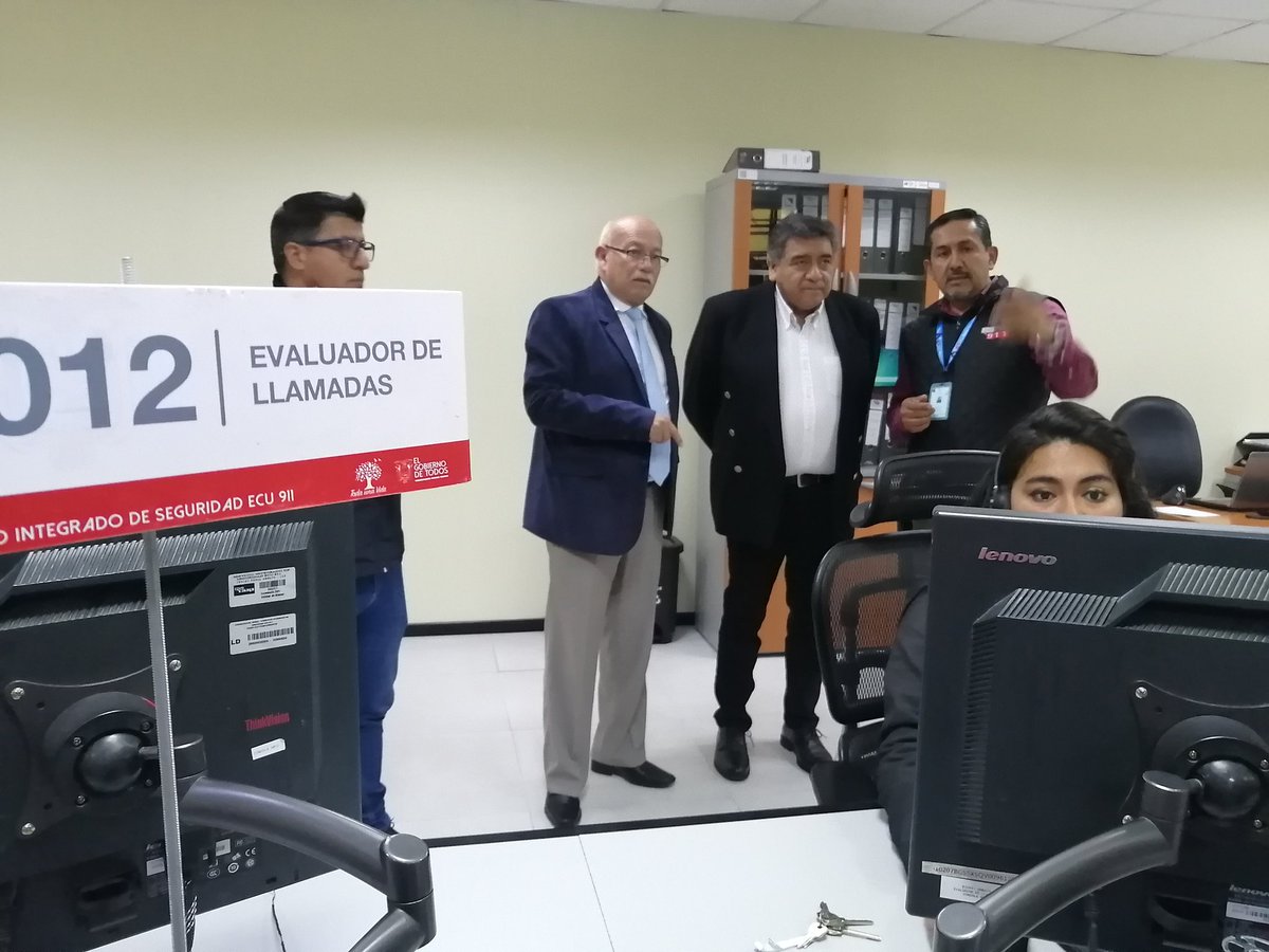 ECU911Ambato's tweet photo. #SaúlMedina, Gobernador de #Tungurahua, visitó el #ECU911 #Ambato.

Aquí el #CZ3, @UvidiaJorge socializó el modelo de gestión y operatividad propia y el trabajo articulado con las instituciones de emergencia en territorio.

#VinculaciónECU911 https://t.co/nQ8IpXeRzZ