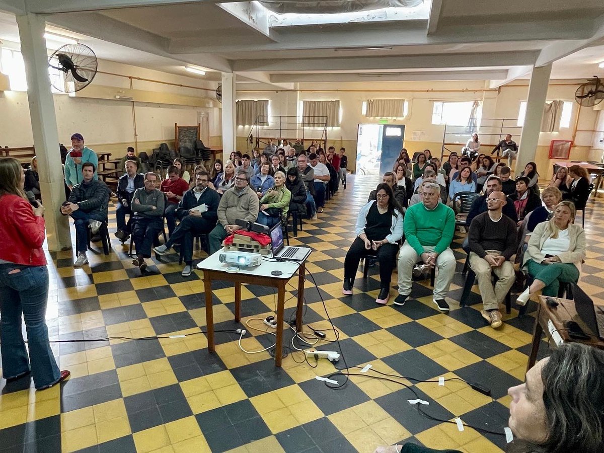 IPPAAzul's tweet photo. 📸 de la charla debate con @danyatavela77 , @LoreMandagaran y @PYannibelli 

📍El sábado se llevó a cabo un encuentro donde se abordo la educación como herramienta para transformar la provincia 🙌 https://t.co/MTHCDlk5fW