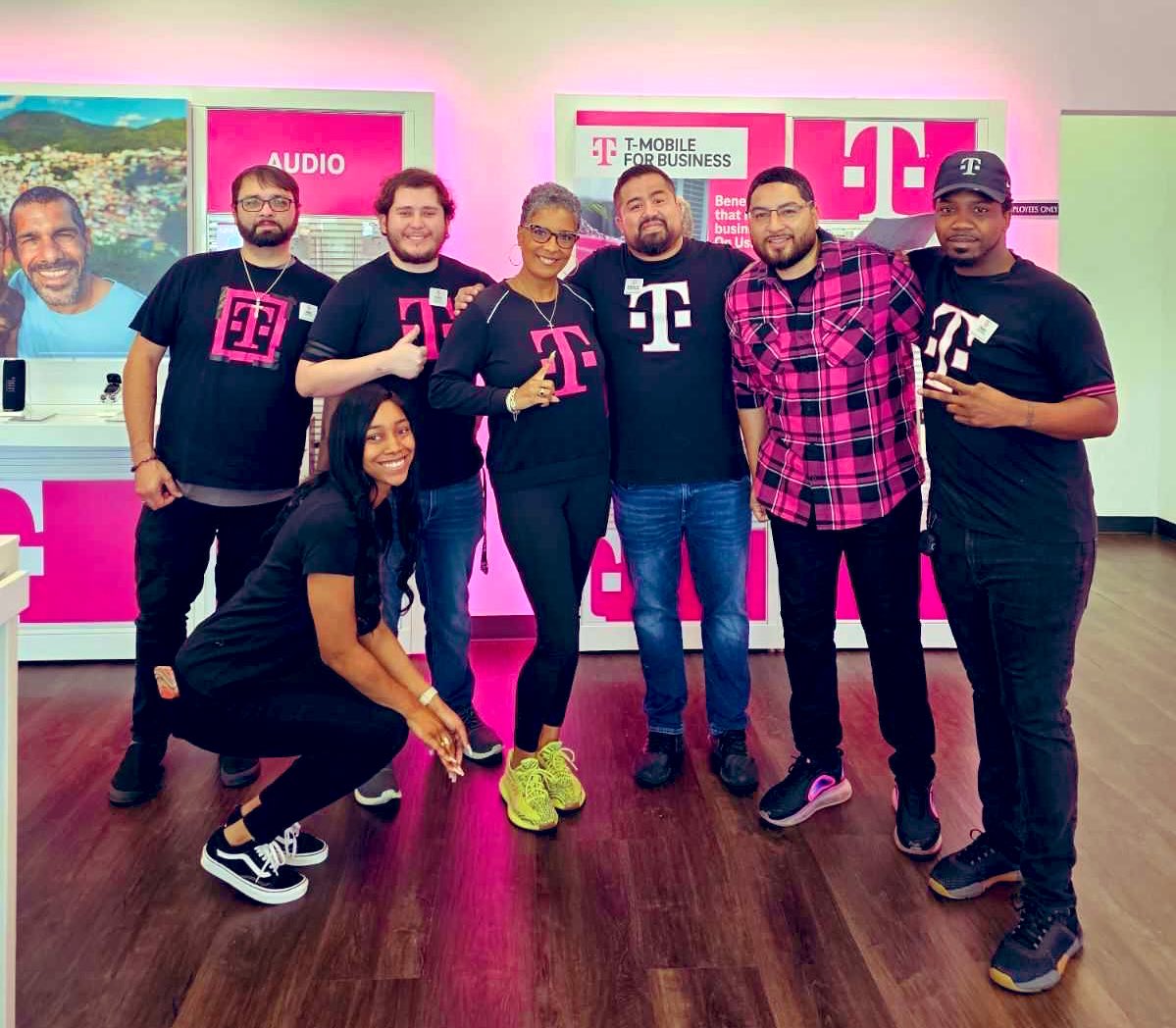 Shout out to the Hattiesburg Team! #1 team in Q1 within the #TripleThreat LAMs team. #BetOnUs @mrsclynn thanks for coming to recognize the team and see them in action 💪🏾 #Wolfpack @FabianTMobile #Shoegame