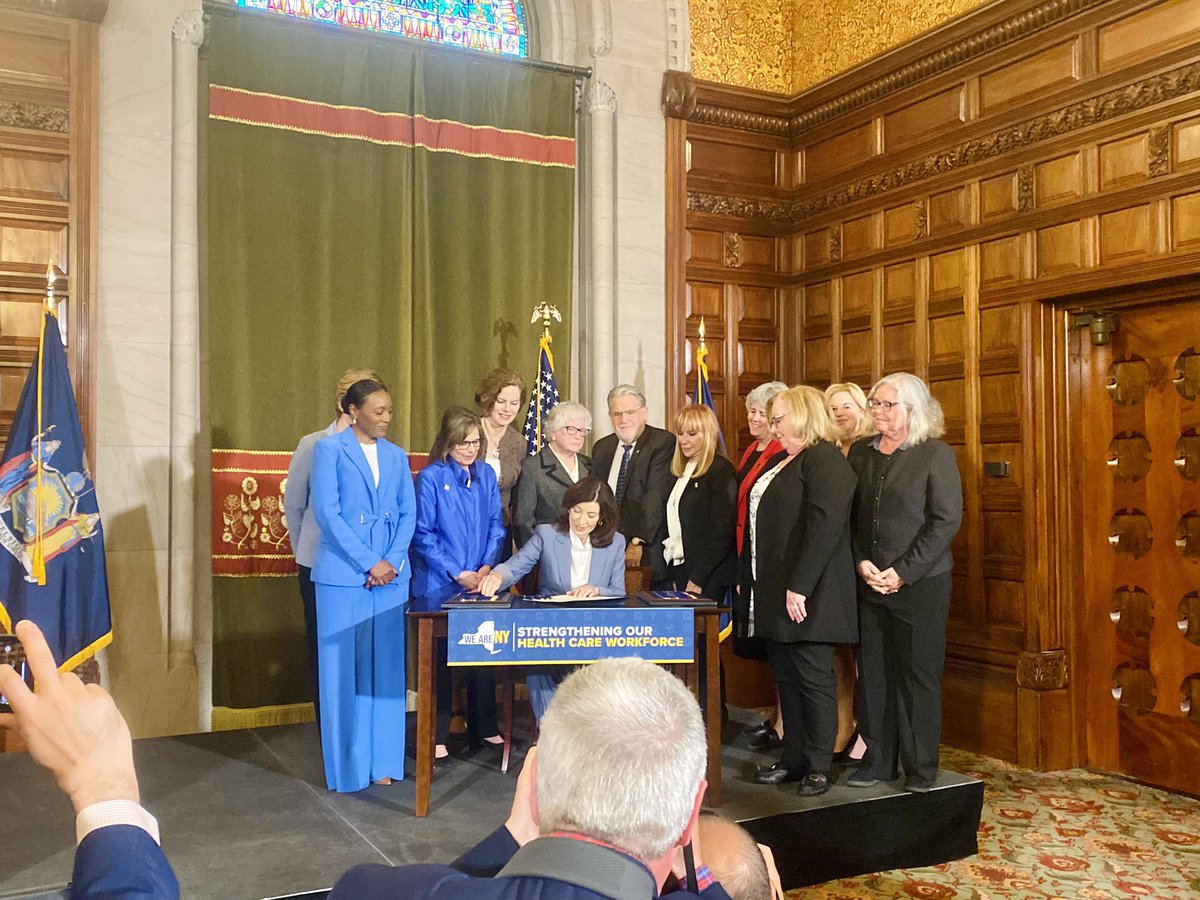 🧑‍⚕️ @GovKathyHochul just signed legislation I helped moved through the Higher Ed. committee to allow nurses to complete part of their required training in a simulated learning environment. NY needs to hire 40,000 nurses by 2030–and this will undoubtedly help get us there.