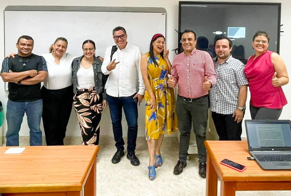 ComSocial_udes's tweet photo. Los profesores son un modelo a seguir para sus estudiantes, no solo enseñan conocimientos y habilidades, también guían y aconsejan a sus alumnos en su crecimiento personal y profesional. ¡Felicidades en su día!
@udes_oficial
@Enf0que_Digital
#SoyComunicadorUDES
#DiaDelMaestro https://t.co/8mSTtK2B7i
