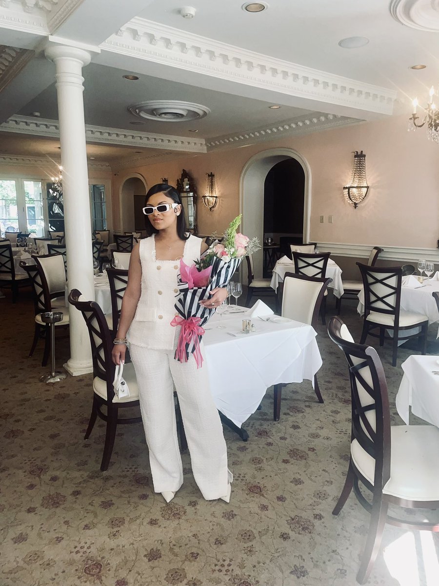 heyy_bree's tweet photo. The girls who get it, get it 💐🤍 https://t.co/G1lU9ILSH0
