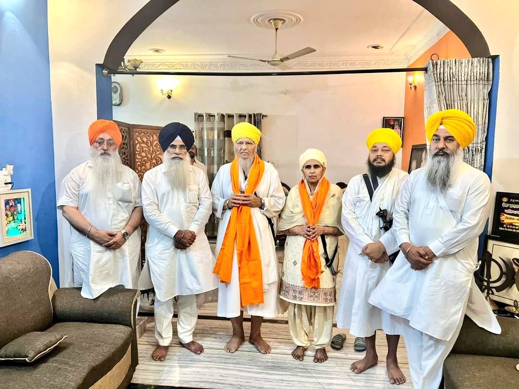 A murder family receives gratitude from the SGPC. Giani Pritpal Singh, head granthi of Gurdwara Dukhniwaran Sahib, Patiala, presented the Siropa (robe of honour) to the parents of Nirmaljit Singh Saini, who were joined by Jarnail Singh Kartarpur and Satwinder Singh Tohra from the…