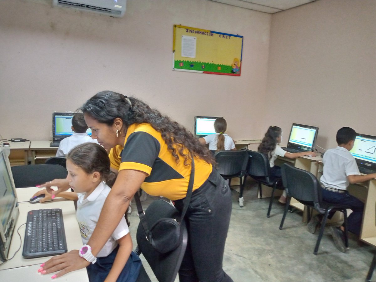 brisas_este's tweet photo. CBIT BRISAS DEL ESTE apoyando actividades pedagógicas Doc.CRA prof. Ana Vazquez en conmemoración del Día Internacional de la Familia. Uso de la herramienta JCLIC.
@Fundabit_ 
@fundabitpor 
@ZEPortuguesa https://t.co/vb67CxARo7