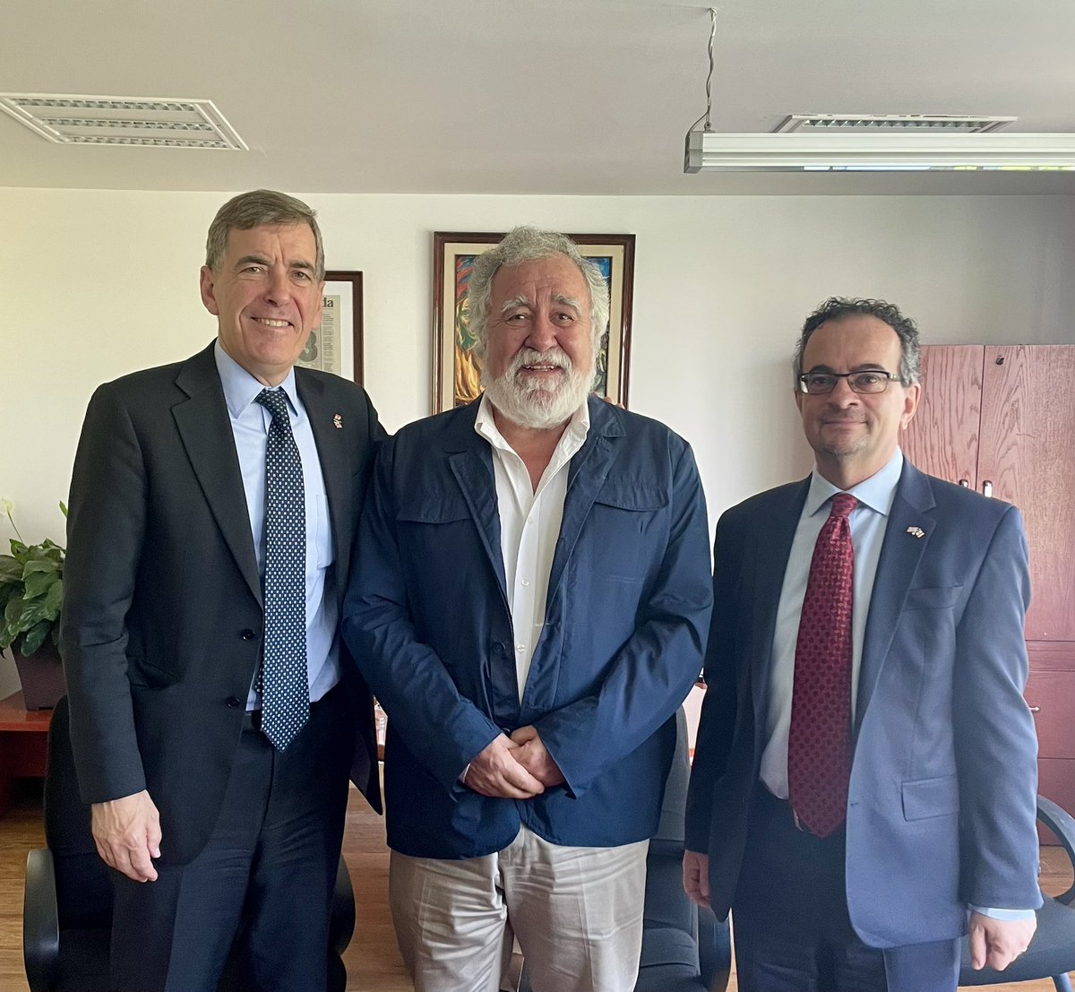 Today <a href="/A_Encinas_R/">Alejandro Encinas</a> and I discussed key shared 🇬🇧 &amp; 🇲🇽 priorities, including the importance of the rule of law and democratic values. 

I sought an update on the case of #ClaudiaUruchurtu, and what the Mexican Government is doing to tackle human rights and impunity issues.