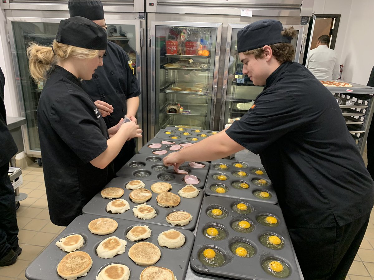 ByronNelsonCAHA's tweet photo. Hands on field trip at Chrane Foodservice Solutions. Students learned about technology and equipment. We had demos with the #altoshaam ovens. Great learning! Thank you Chrane!
#nisdcte #chranefs https://t.co/kxAcDbcOah