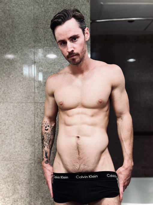 I have quite a dramatic V. 🤭 https://t.co/hkKVfI1qPc