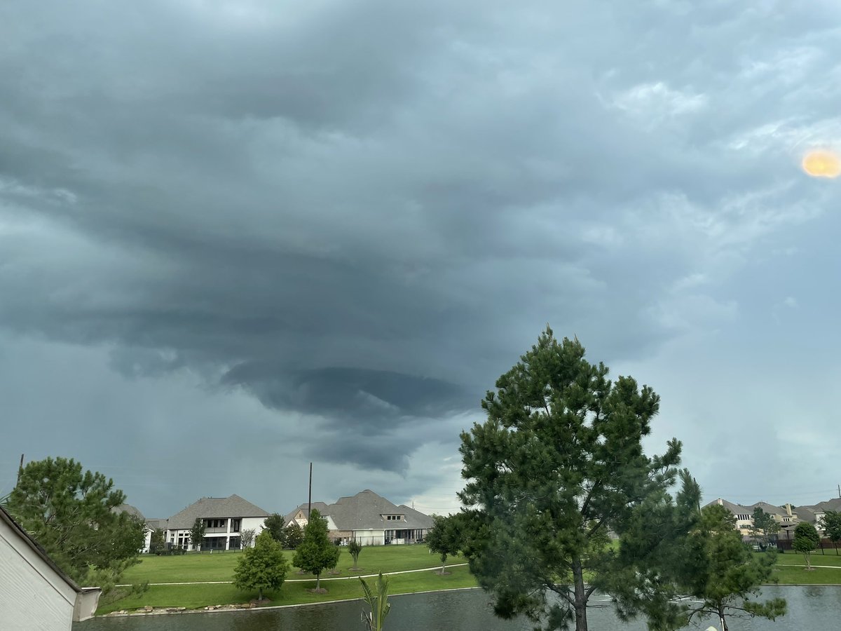 Simona_tweet's tweet photo. Interesting cloud here in Cypress, Tx🧐 @KHOU https://t.co/8TJZnFVqLN