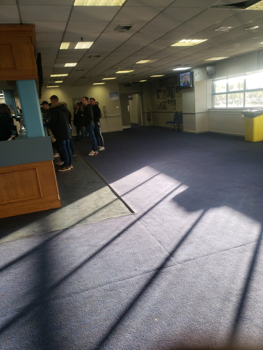 You can tell the majority of those here tonight have never been in the Kop. Its half time and there all queuing downstairs. Here's the queue upstairs! #LUFCu21