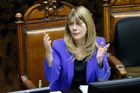 diputadonaranjo's tweet photo. La derecha y los denominados demócratas presentan y aprueban en Senado proyecto de ley para  que las ISAPRES NO DEVUELVAN LA PLATA.Esto es una VERGÜENZA. AL final los cotizantes van a terminar dándole plata a las ISAPRES por el mal momento que han pasado. https://t.co/zVDAu0dUIR