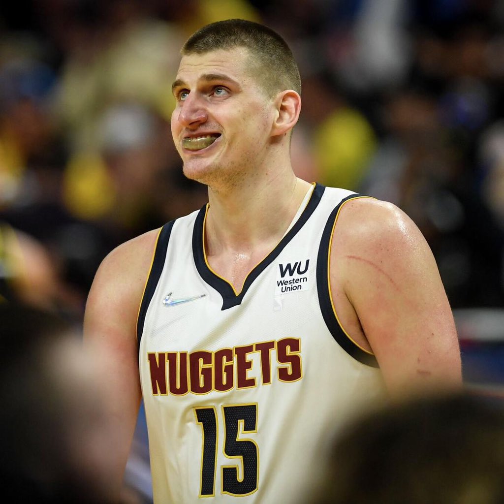 🎙️ | Los Denver Nuggets realizaron su práctica esta tarde previamente a las Finales de Conferencia, y los jugadores estarán dando declaraciones a lo largo del día:

A Nikola Jokic le preguntaron que aprendió de enfrentar a los Lakers en 2020:

- "Si soy sincero, no me acuerdo".
