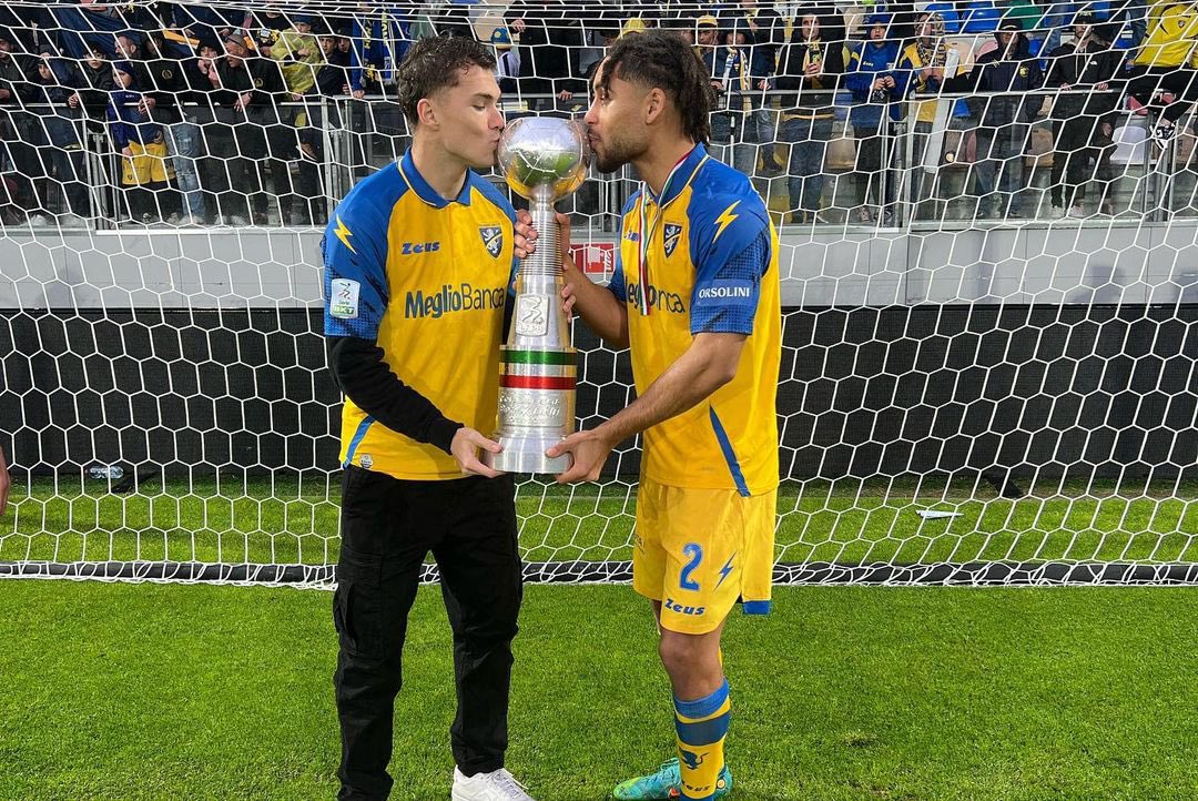 FreddhyKoula's tweet photo. Félicitations au jeune arrière droit des Panthères du #Gabon, Anthony Oyono, champion de Série BKT (D2 Itialie) avec @Frosinone1928 !

L’international gabonais (10 sélections), formé à @usbco_officiel, jouera donc en Serie A la saison prochaine. Ascension. https://t.co/L3mDTQu6zN