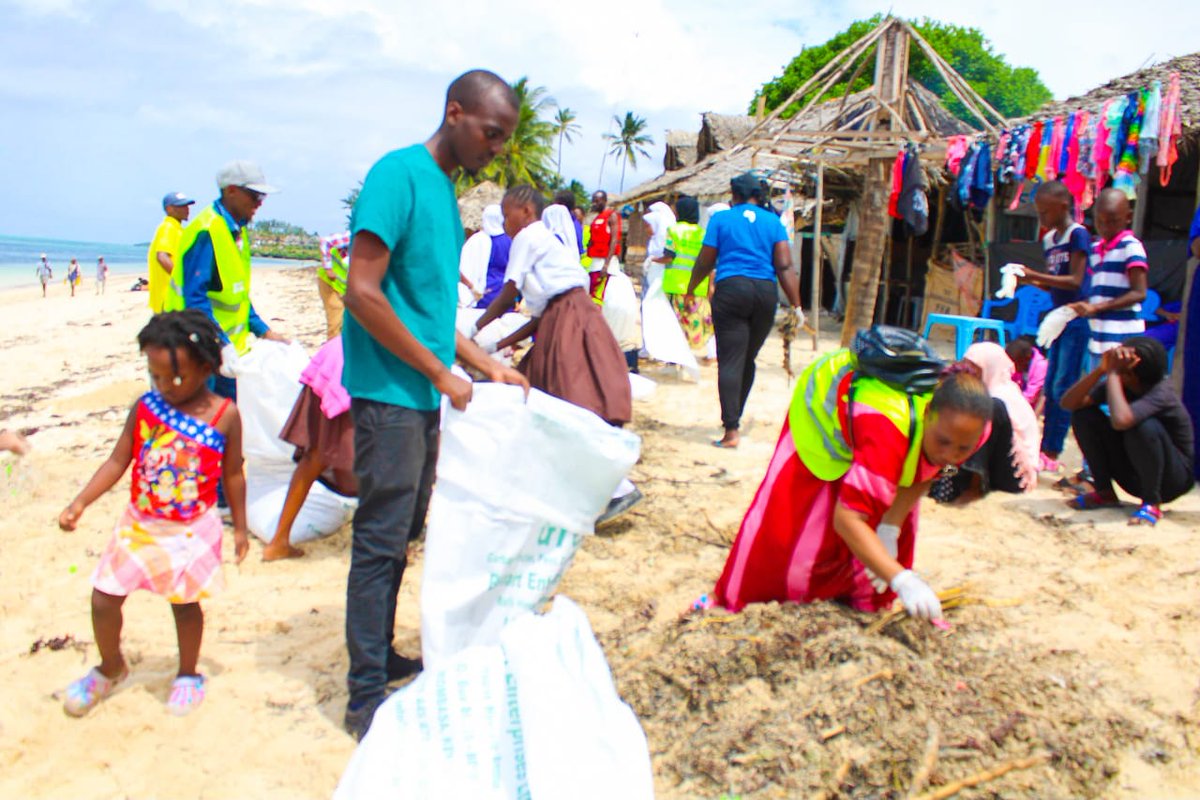 LennyMusalia's tweet photo. This group is going so great by creating awareness to the informal settlement near the Indian Ocean the benefits of protecting the aquatic Life by championing against plastic pollution of the ocean &amp; proper waste management on weekends. Terry and the team cheers. @PEPS00995412170 https://t.co/2lMIEHt0VV