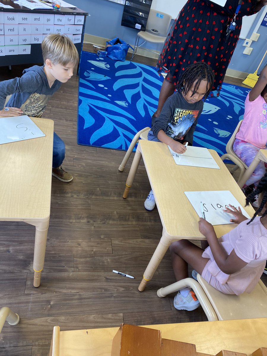 How can we turn PLANT into SLANT? Ms. Nketchi’s Rarebirds were having some fun in their spelling lesson learning how they can rearrange or substitute letters to make new words! 🔤🔡

#audubongentilly #gentilly #montessori #montessoriactivity #montessoriactivities #nolaps