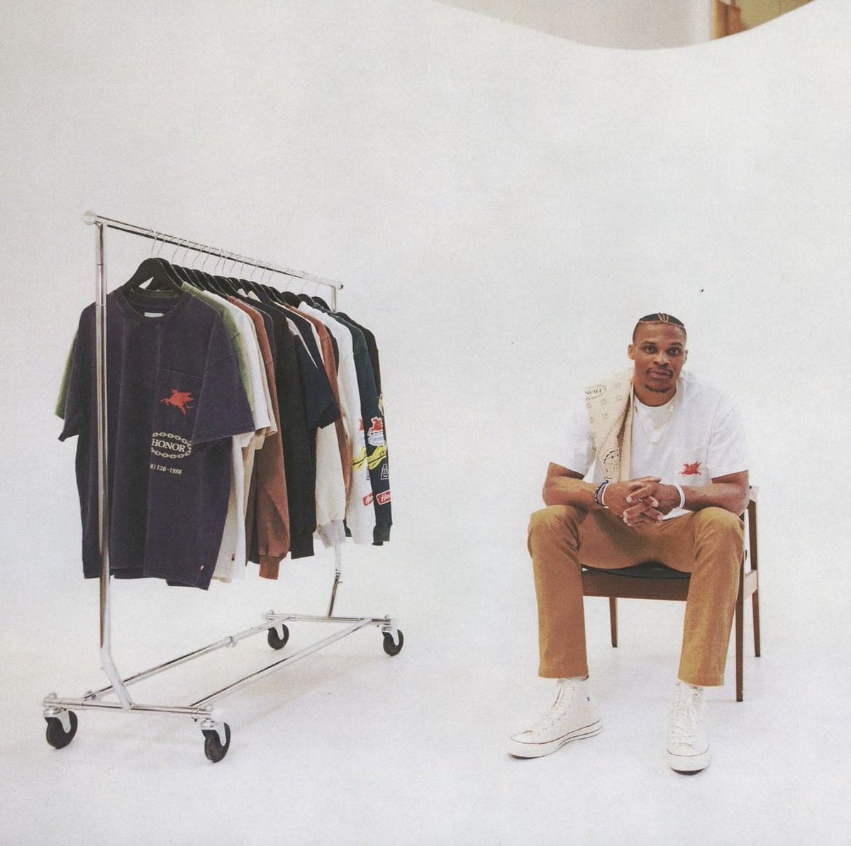 FokusedSports's tweet photo. Honor The Gift is a streetwear brand founded by NBA player Russell Westbrook in 2017. The brand's name represents Westbrook's philosophy of working hard, never giving up, and showing gratitude.

Creating this brand took a great deal of hard work… A thread https://t.co/yjwpMplFZg