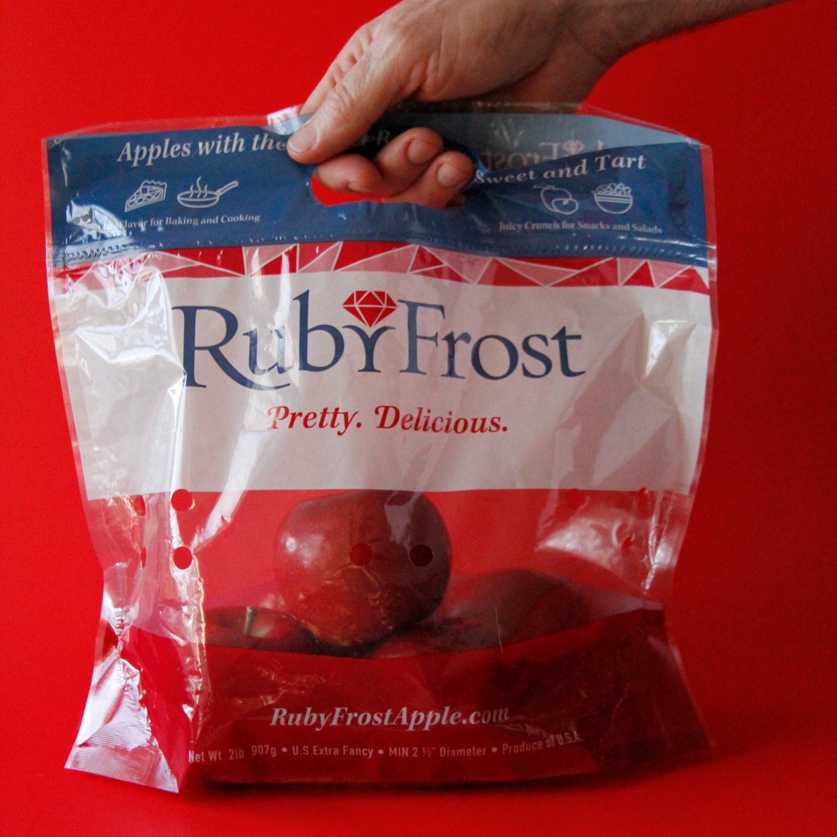 OfficialAPPTour's tweet image. We&apos;re taking a bite out of the Big Apple. @rubyfrostapple is a sponsor of @TheBocaRaton APP New York City Open. RubyFrost apples offer the perfect balance of sweet and tart and are high in Vitamin C. 

More → bit.ly/3Oc1ve9

#RubyFrostApples #PrettyDeliciousApples